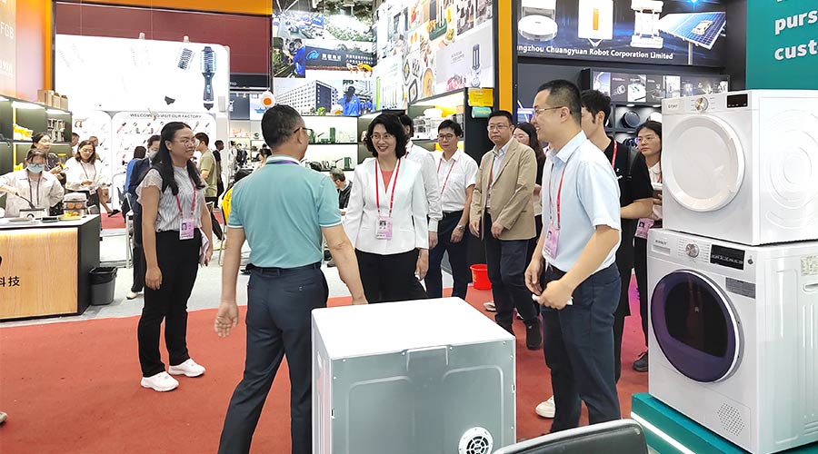廣交會(huì)迎來(lái)大咖！江門(mén)市市長(zhǎng)親臨金環(huán)電器展位參觀(guān)交流